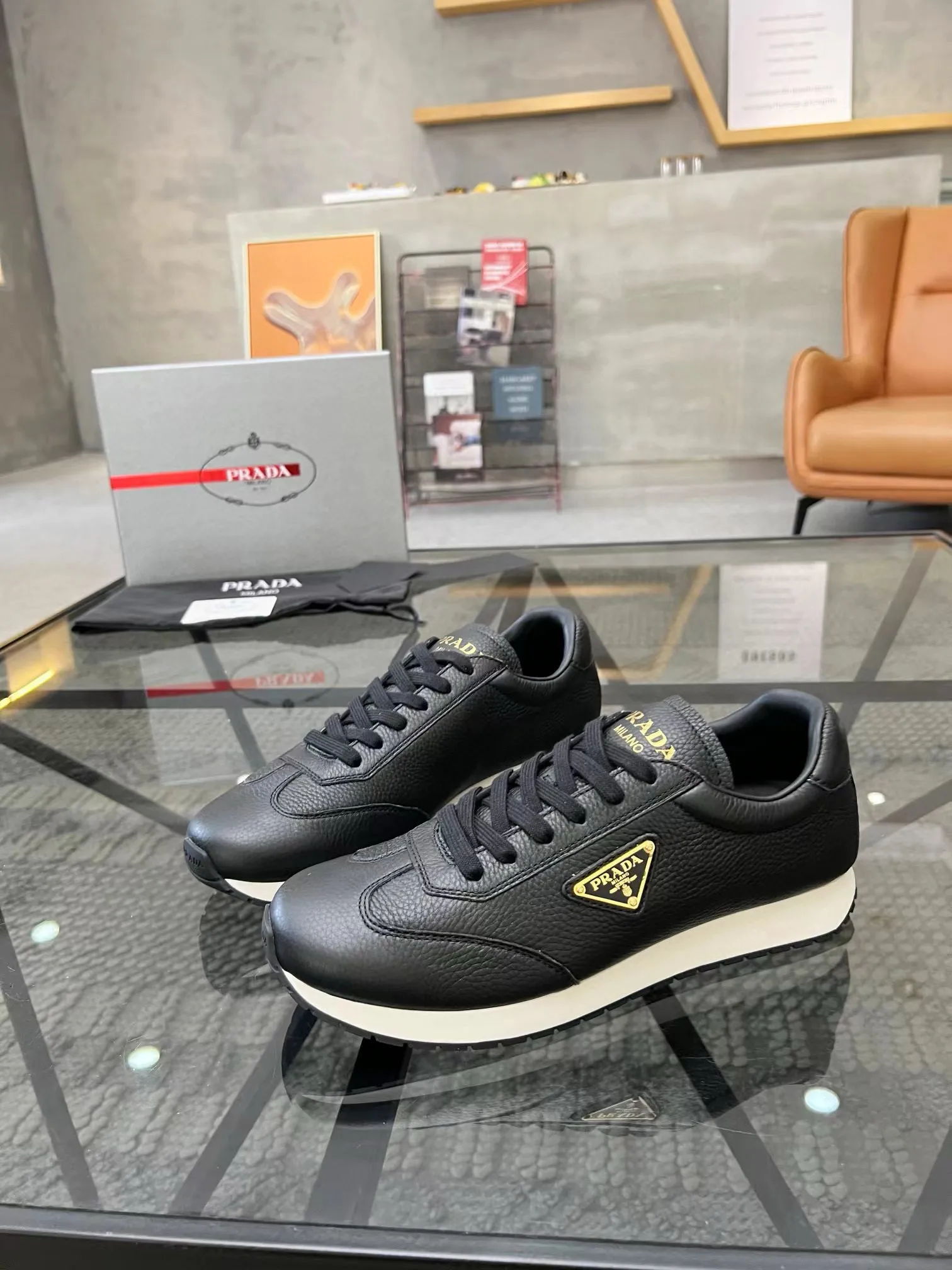 Factory price: 400💰Prada new men's leather sports shoes, the highest version on the market, any comparison is welcome🆚! The original leather has excellent texture and is super high-end! Fetal sheep net lining imported from Italy, removable pad! Luxurious materials and fine workmanship, highly recommended! Code number: 38-44, customized 45